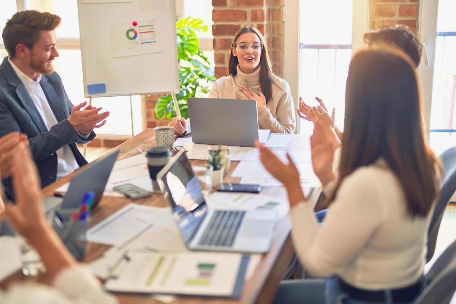 Estudiantes trabajando con herramientas financieras profesionales