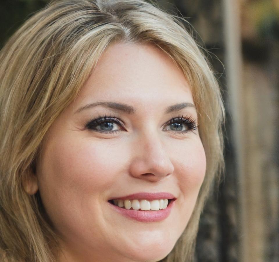 Elena Martín, Consultora Senior